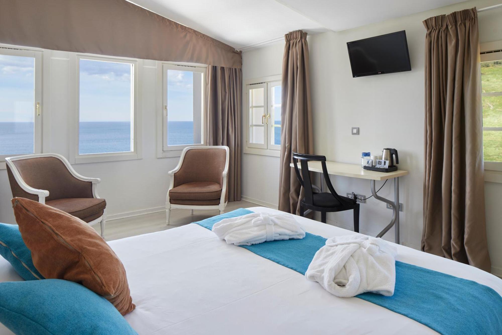 Double or Twin Room Sea View